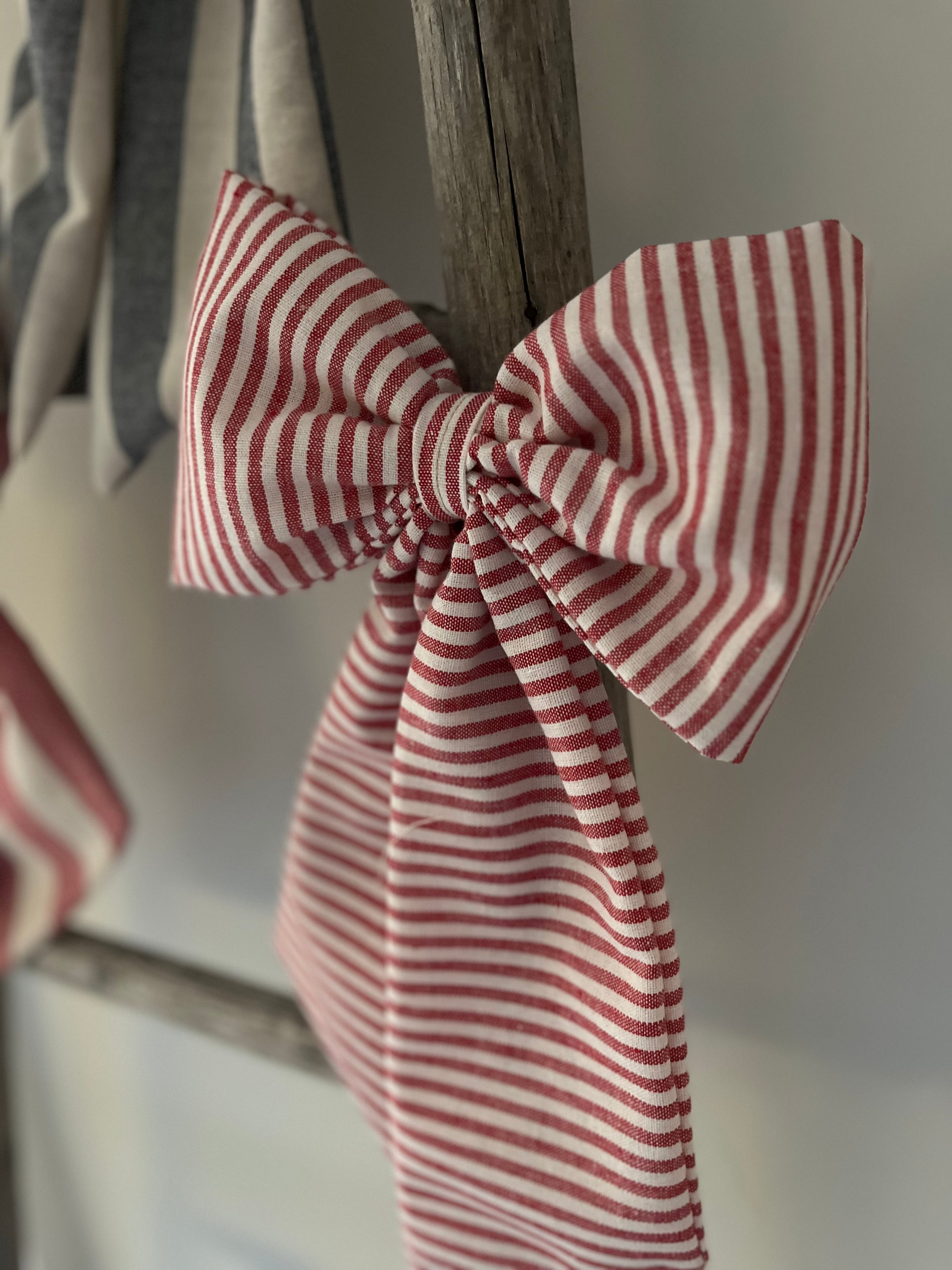 Linen stripe bows